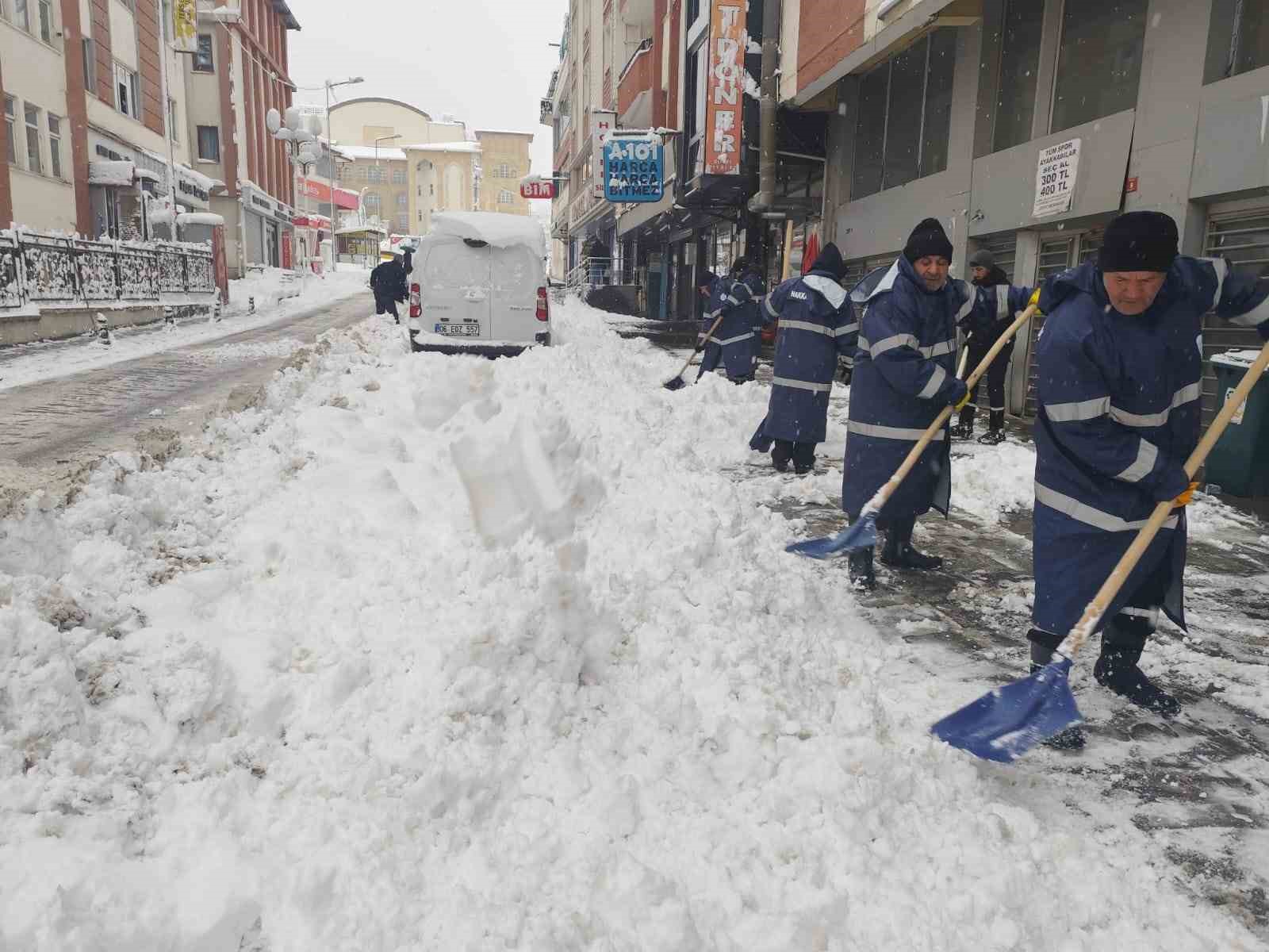 Beyaz kabus sürüyor: 168 ulaşım yerinin yolu kapandı