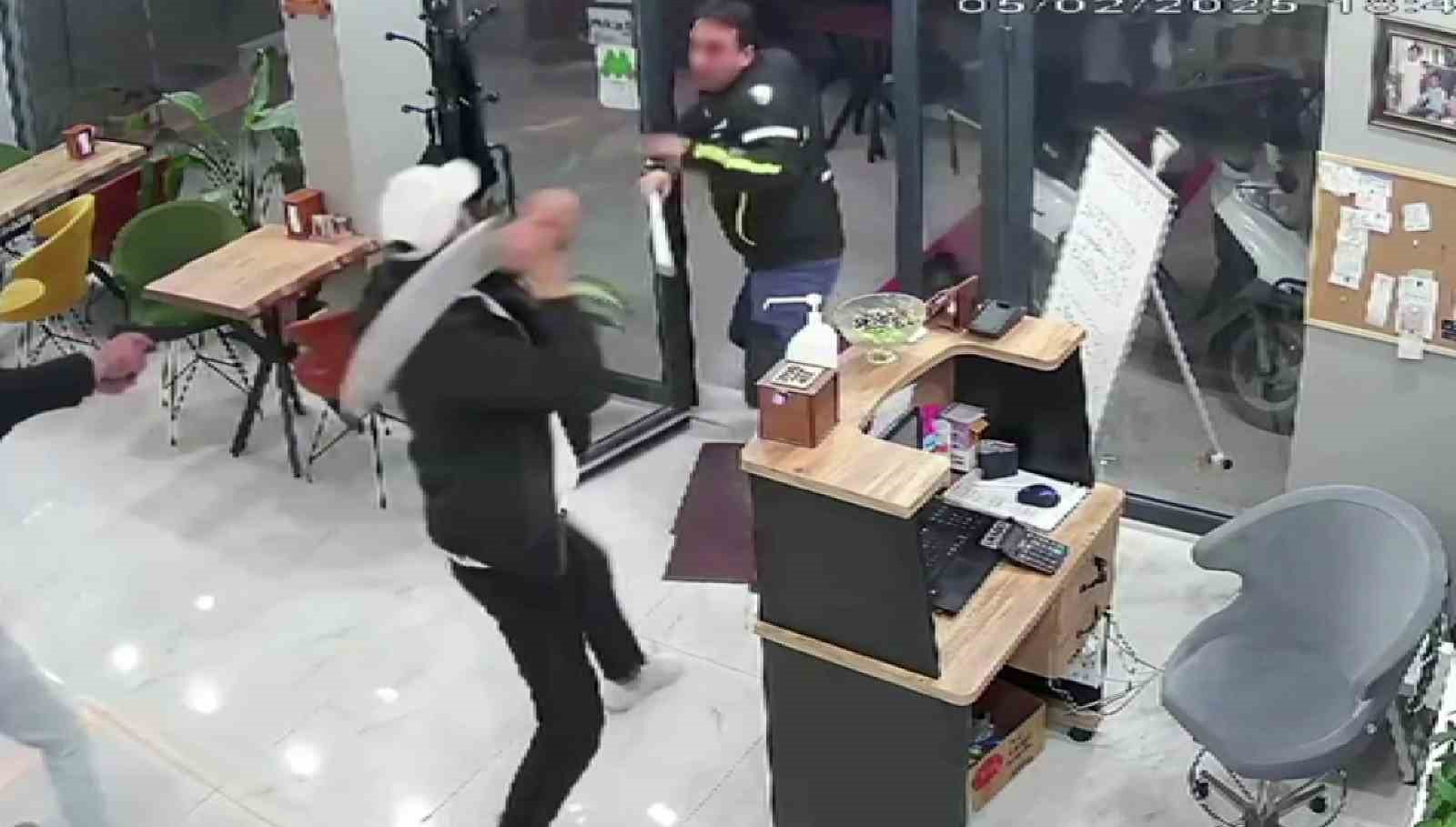 İstanbul'un ortasında palalı dehşet: Ortalığı birbirine kattı