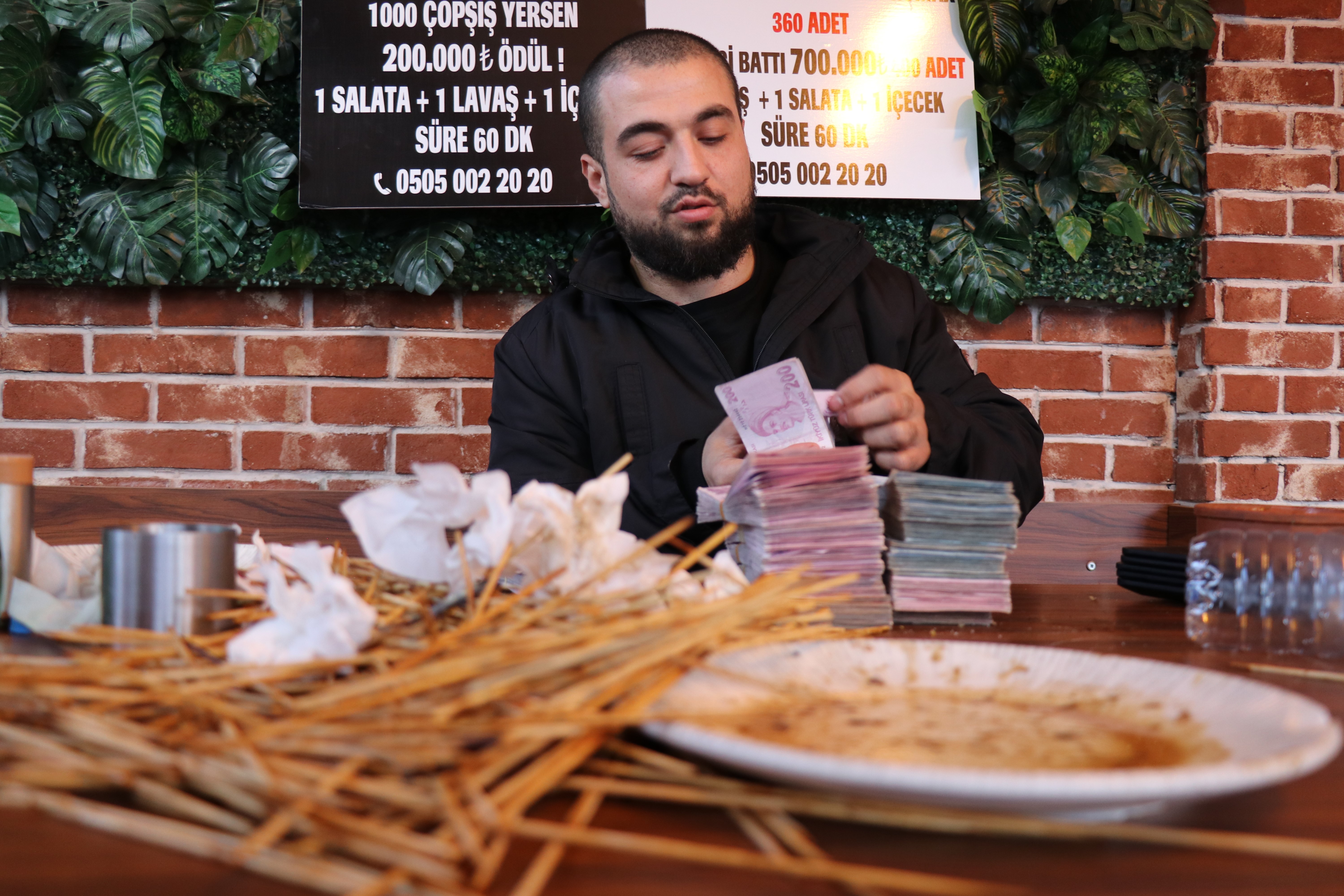 Denizli'de inanılmaz performans!  360 çöp şiş yiyerek 300 bin TL ödül kazandı