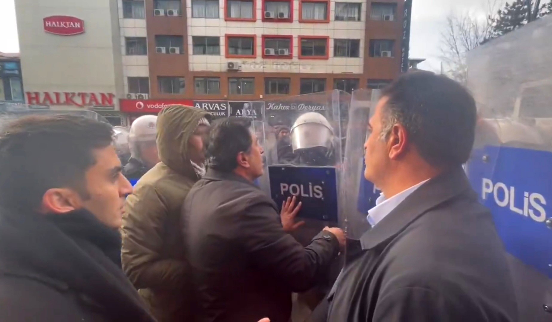 Van’da izinsiz yürüyüşte gerginlik: DEM Partili Dindar, polis kalkanını kırdı