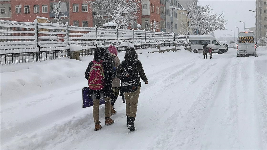 Son Dakika: İstanbul'da kar yağışı okulları vurdu! Beylikdüzü'ndeki özel okul erken tatil ilan etti, gözler Vali Gül'de!