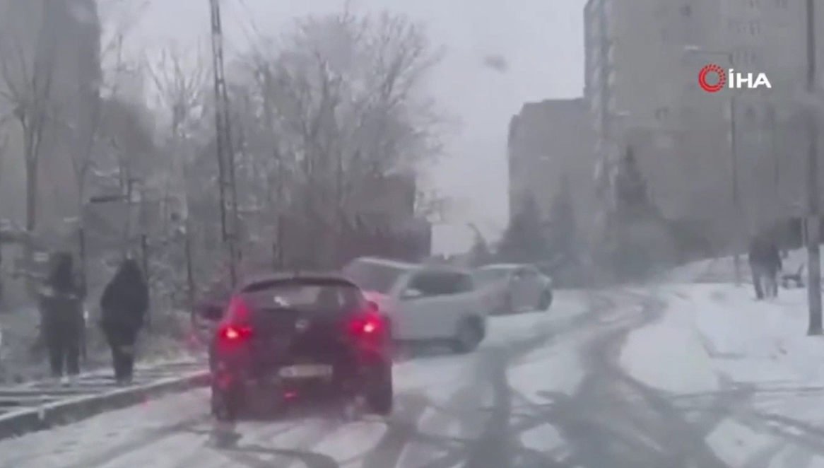 Feci kaza! Karda kayan otomobil 2 öğretmene çarptı