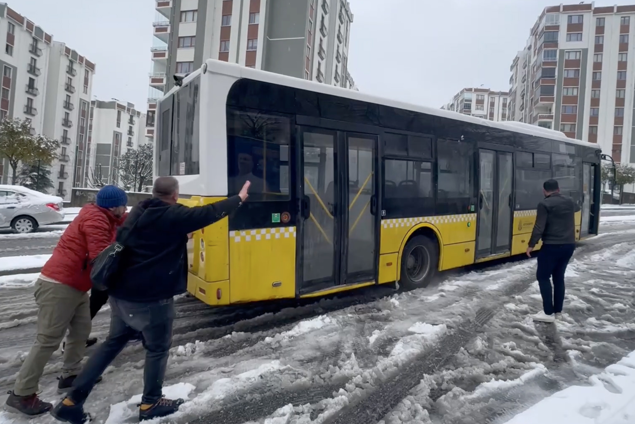 İstanbulluların karla imtihanı: Belediye otobüsü yolda kaldı, araçları ittiler