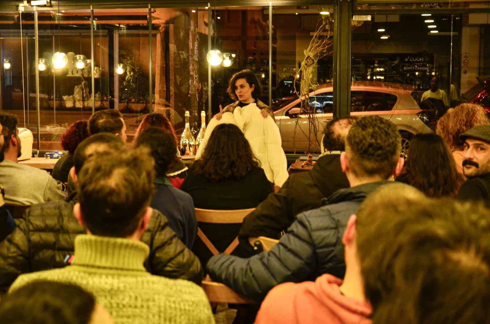 Eski sevgiliden kalanları açık arttırmada sattılar: "Atsan atılmaz satsan satılır"