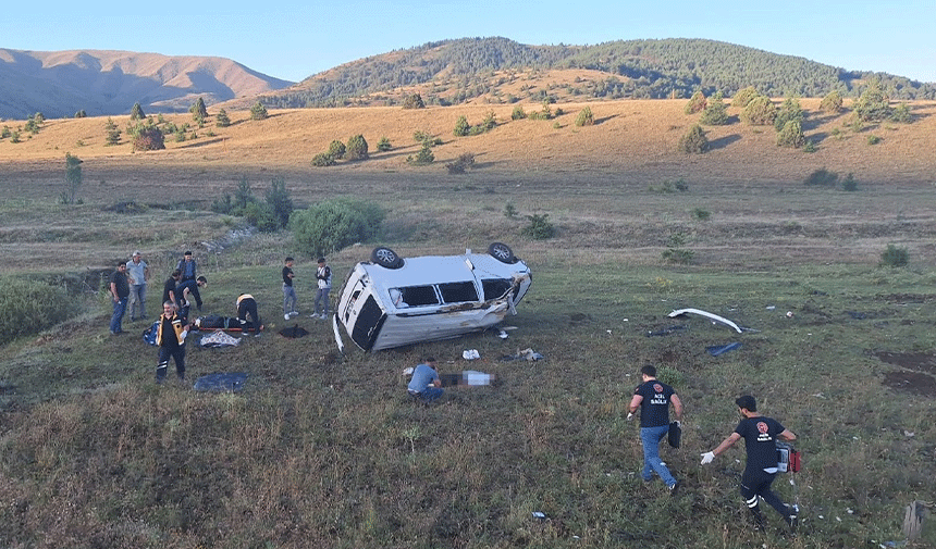 Erzincan'da minibüs devrildi: Ölü ve yaralılar var