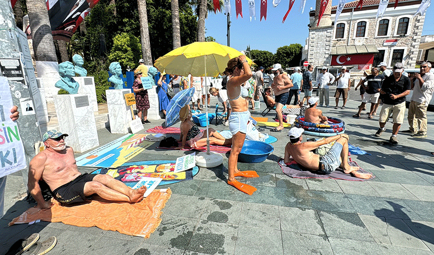 Bodrum'da kıyı işgaline karşı sıra dışı eylem: Meydanda güneşlendiler