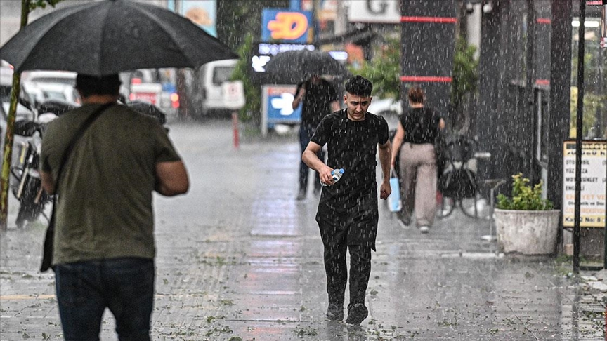 Başkente sağanak uyarısı! İşi olmayan evden çıkmasın: O ilçeler dikkat!