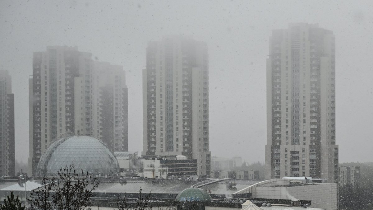 Ankara’da kar yağışı başladı!