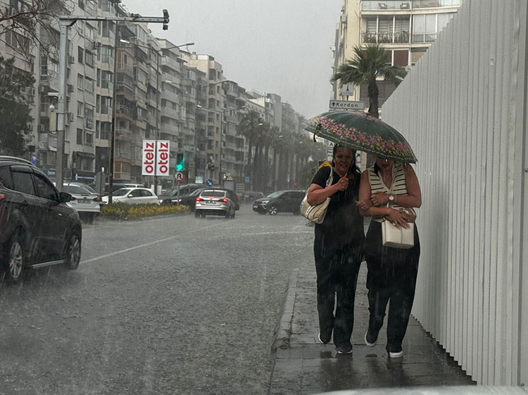 İzmir'i sel vurdu: 2 kişi yaşamını yitirdi