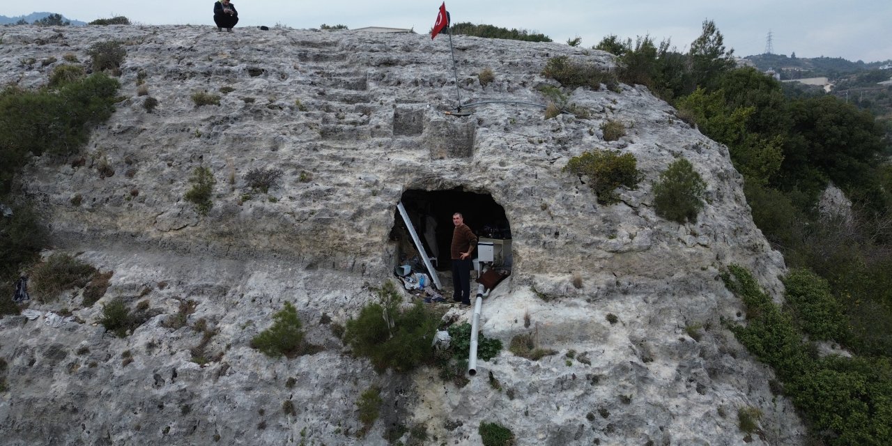 6 Şubat depreminde evi yıkıldı, mağara hayatını seçti! İki yıldır orada yaşıyor