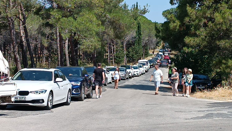 Gökçeada ve Bozcaada feribotlarında tatilci yoğunluğu yaşanıyor