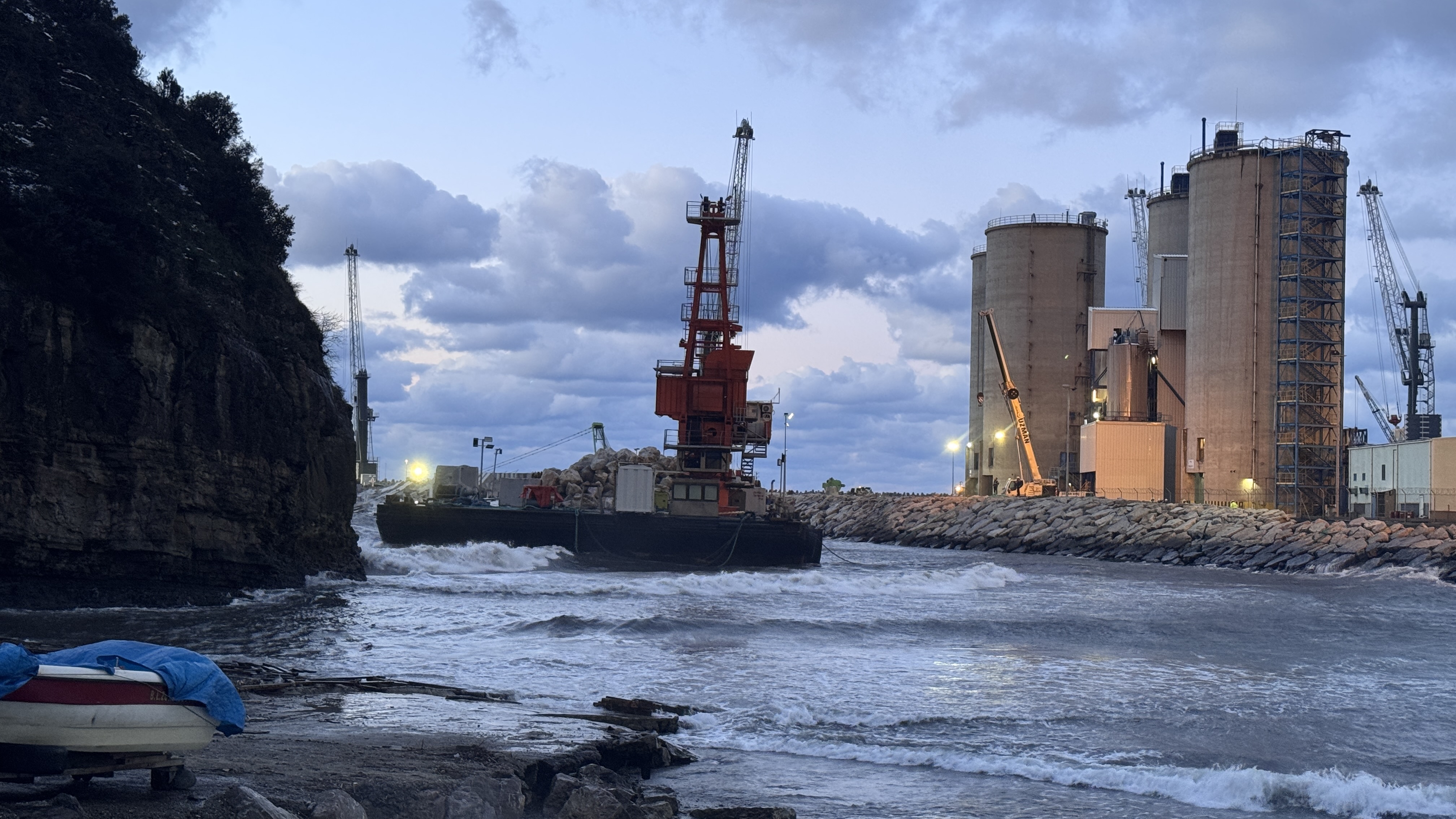 Karadeniz'de hareketli dakikalar! Halat koptu 5 işçi mahsur kaldı