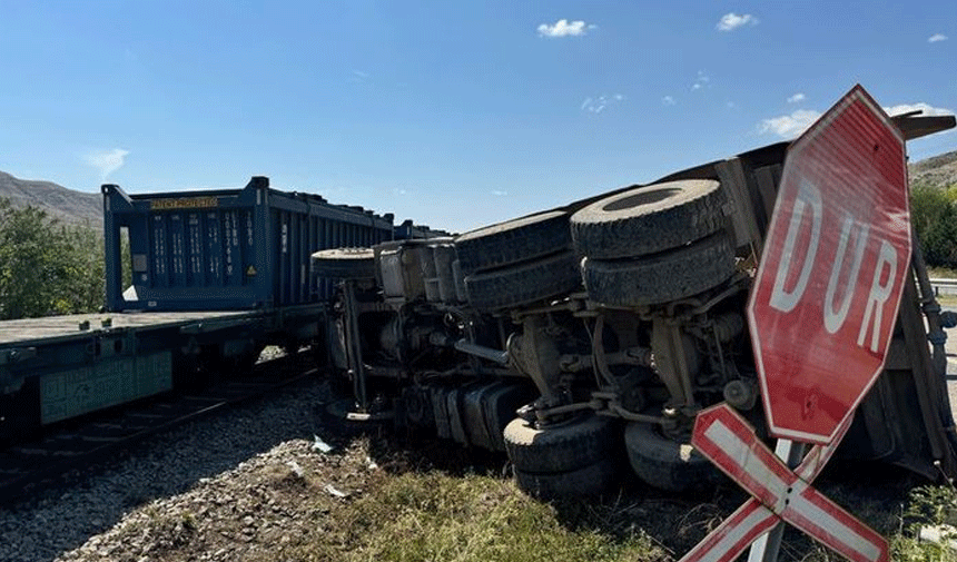 Tren ile hafriyat kamyonu çarpıştı: 1 ölü, 3 yaralı