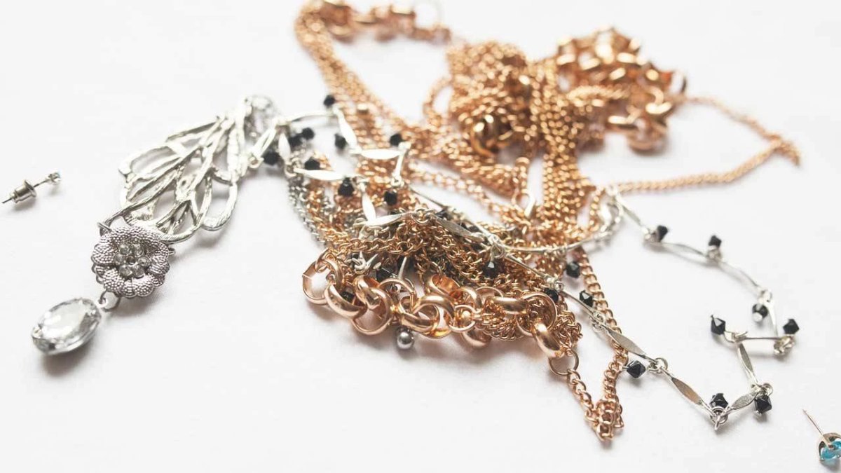 Düğümlenen takıları çözmenin kolay yolu ortaya çıktı: Basit çözümlerle takılarınız yeniden kullanıma hazır!