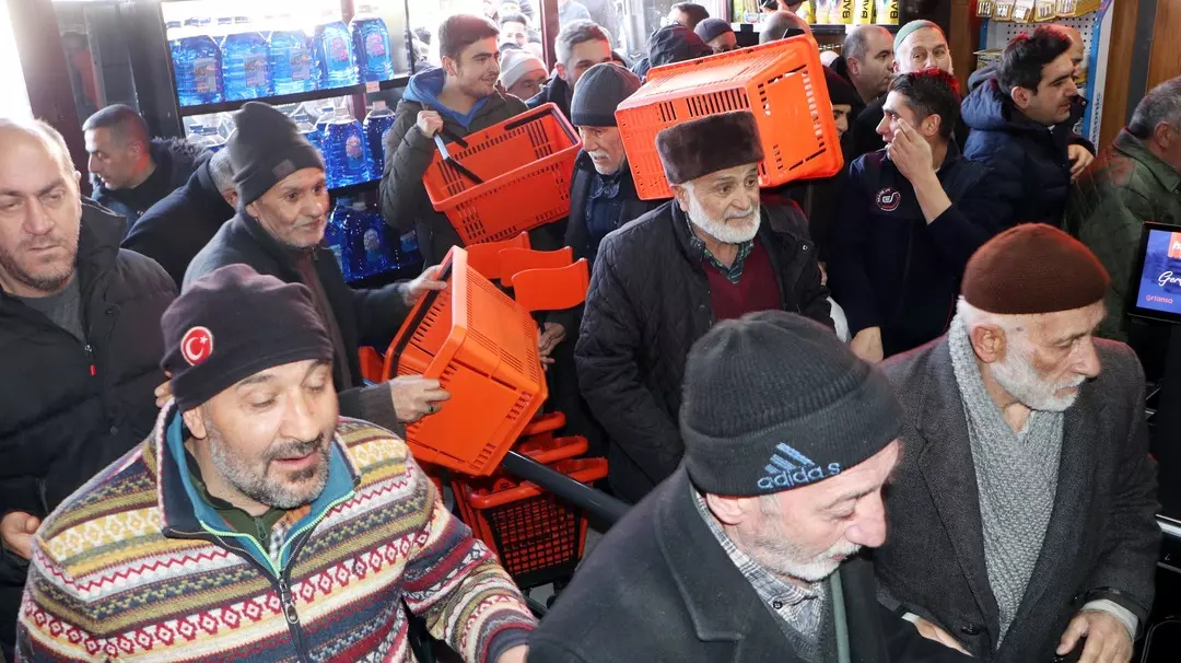 Kimse engelleyemedi birbirlerini ezdiler! Duyan akın etti