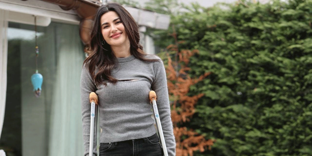 Nesrin Cavadzade hastanelik oldu: Sete koltuk değnekleriyle geldi