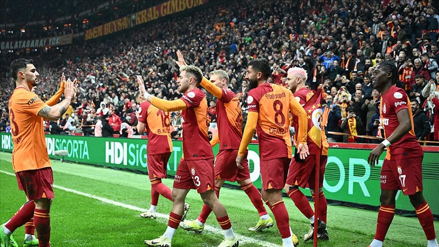 Galatasaray'da şoke eden ayrılık iddiası: İki oyuncunun bileti kesildi mi?