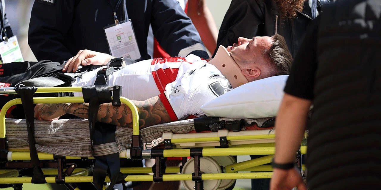 Süper Lig'in yıldız futbolcusu ambulansla hastaneye kaldırıldı