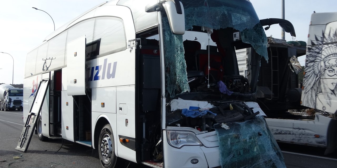 Yolcu otobüsü tıra çarptı: 12 kişi yaralı