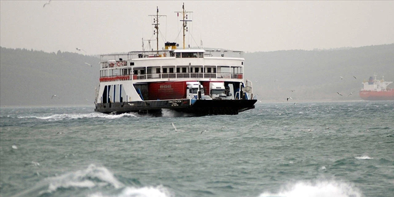 Çanakkale'de feribot seferlerine 'fırtına' engeli