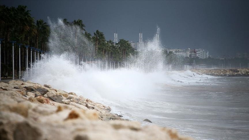 Fransa'da kritik fırtına uyarısı: 12 vilayette 'turuncu alarm' verildi