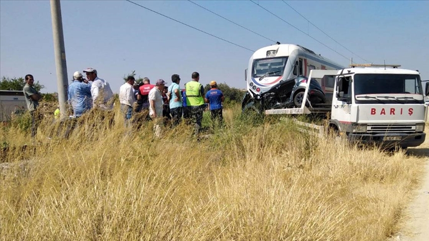 İzmir’de feci kaza! Yolcu treni otobüse çarptı: 3 kişi hayatını kaybetti