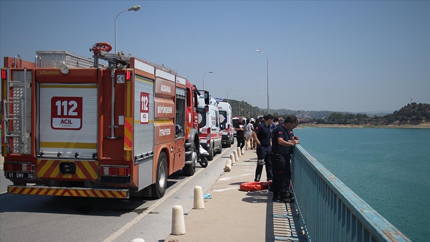 Adana'da feci kaza! Baraja düşen araç 4 kişilik ailenin sonu oldu