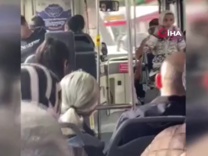 Otobüste tanımadığı kadına evlilik teklifi etti