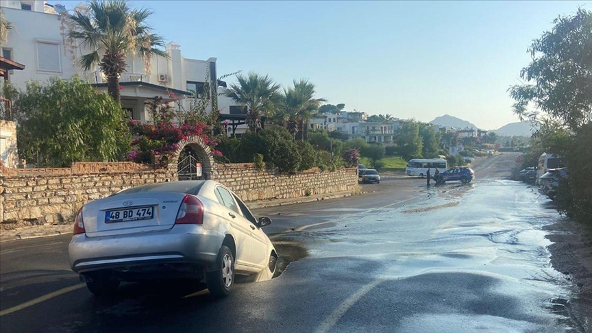 Bodrum'da isale hattı patladı! Otomobil yolda oluşan çukura düştü