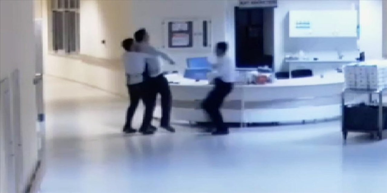 Heimlich manevrası yine hayat kurtardı! Olay anı hastanenin güvenlik kamerasına yansıdı