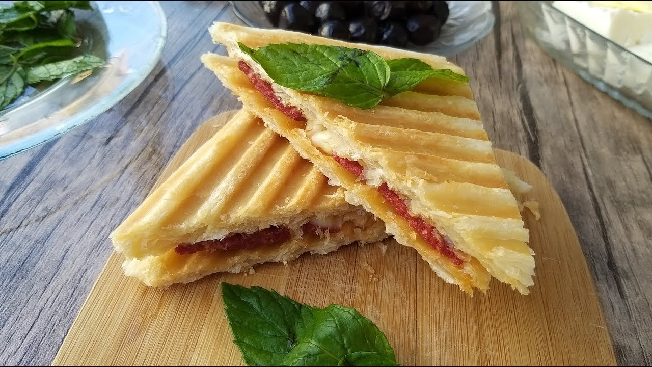 Evde yemek yoksa 5 dakikada hazır! Çıtır çıtır: Hem börek tadında hem tost!