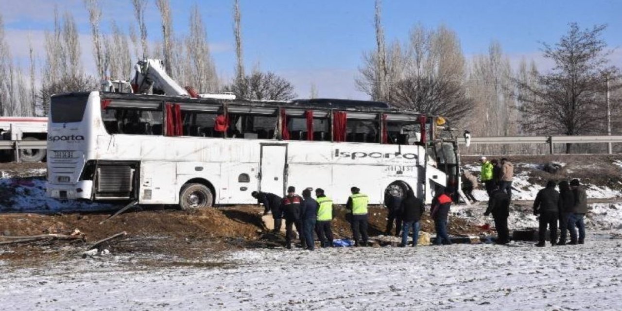 Afyonkarahisar'da yolcu otobüsü şarampole devrildi: Ölü ve yaralılar var