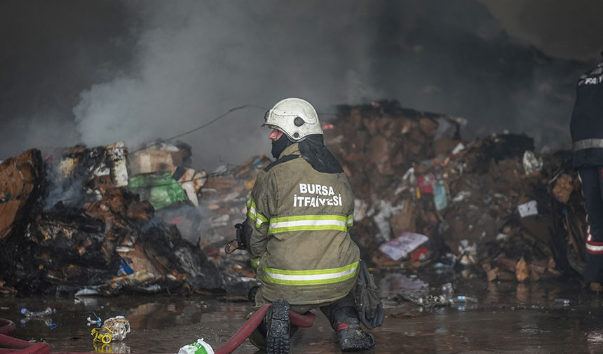 Bursa'da korkutan fabrika yangını: Dumanlar birçok noktadan görüldü