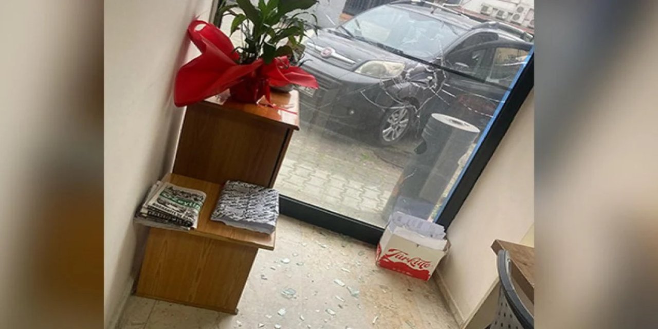 AK Parti İlçe Başkanlığı binasına saldırı: Taş atıp kaçtı