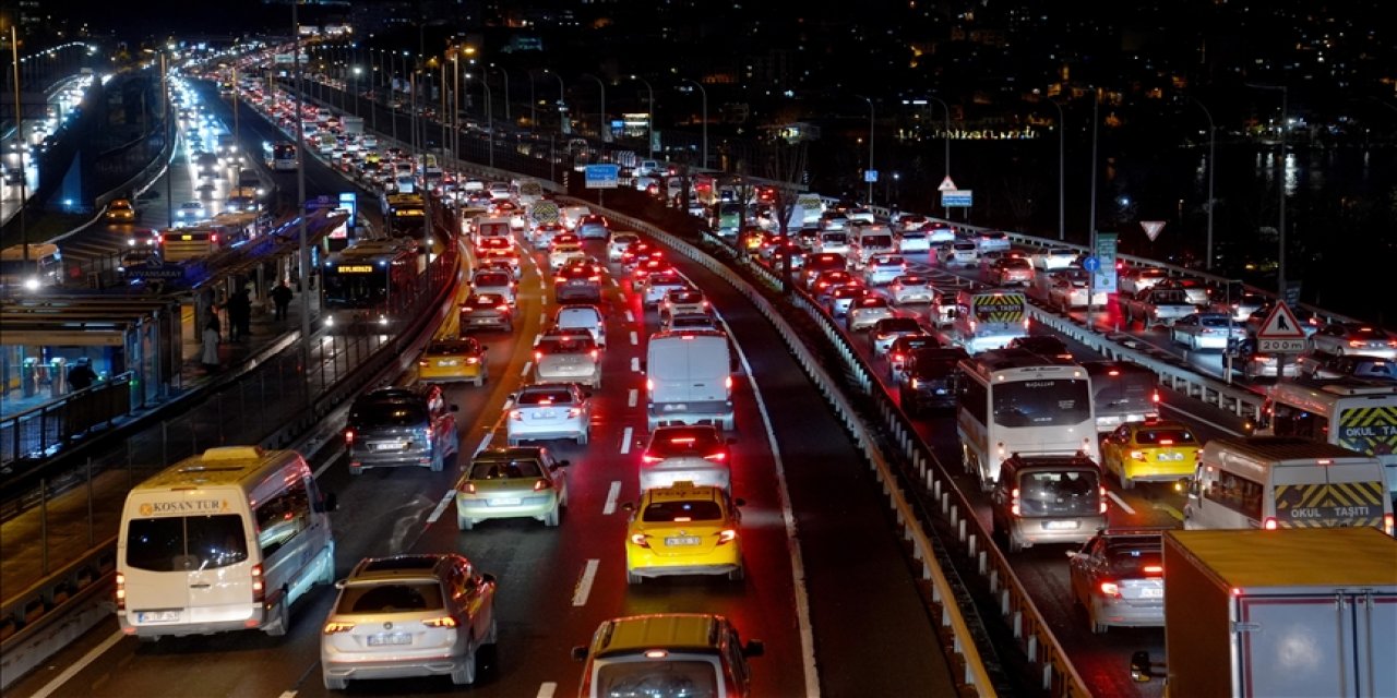 Cuma iş çıkışı trafiği iftarla buluştu: Yağmur da yağınca trafik yoğunluğu yüzde 85'e çıktı
