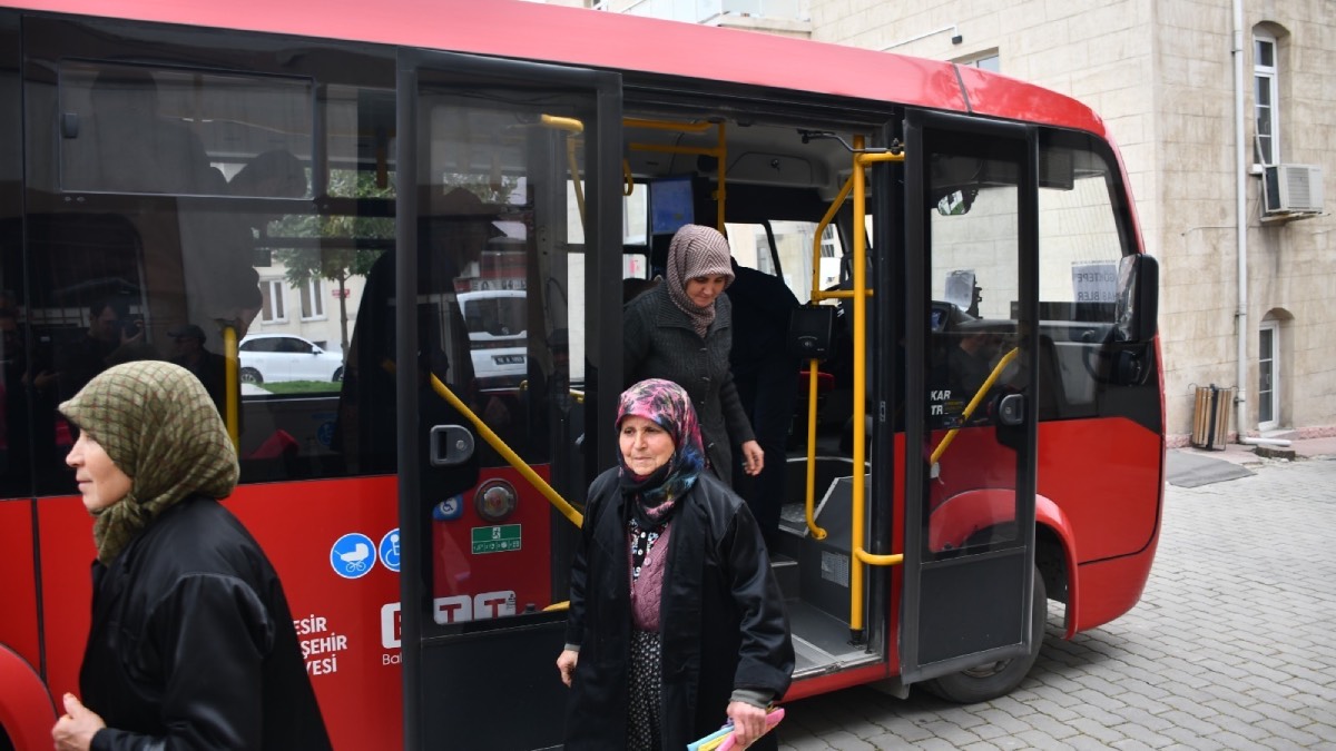 Ahmet Akın’dan İvrindi ve Balya’da yüzleri güldüren hizmet