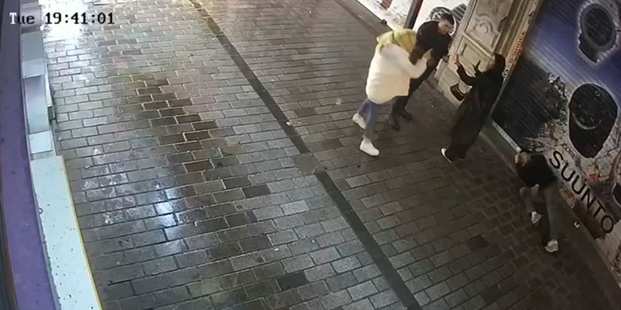 Beyoğlu'nda sokak ortasında kadına şiddet! Müdahale eden bekçi şüpheliyi silahla vurdu