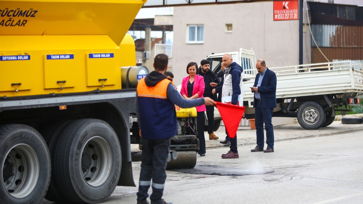 Karabağlar’da Yollar Asfalt Yama Robotuyla Hızla Onarılıyor