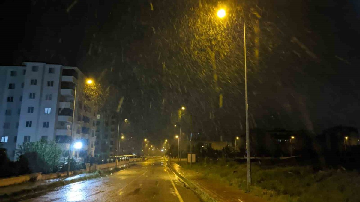 Keşan’da bahar ortasında kar sürprizi