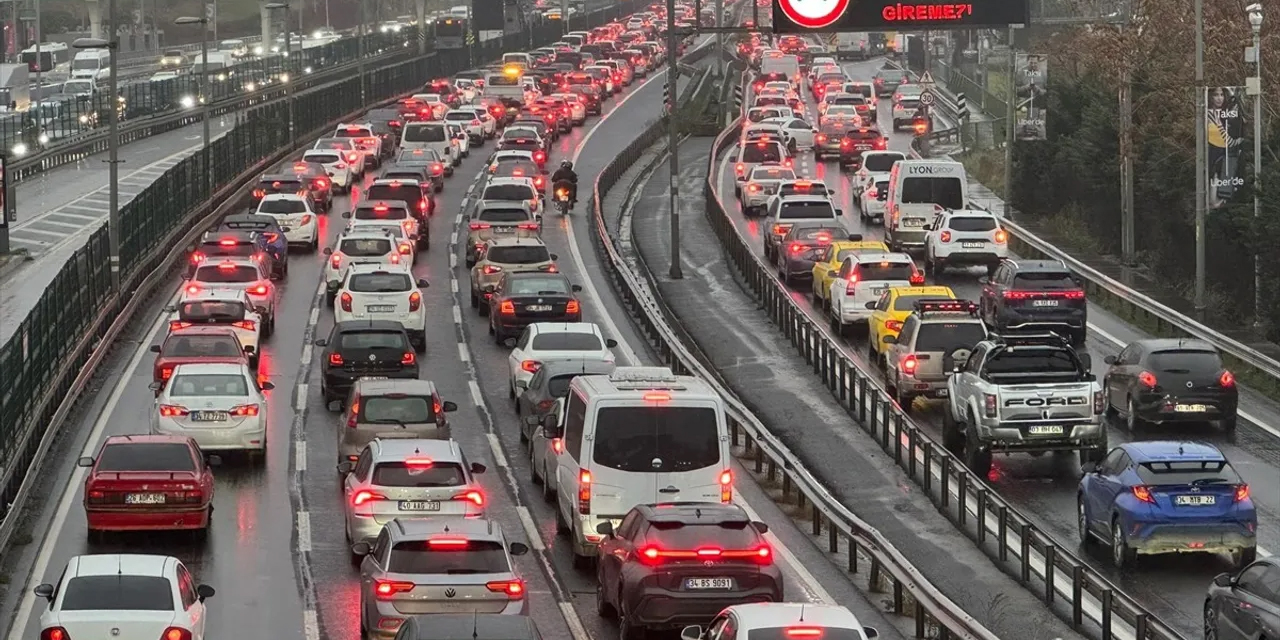 Bayram dönüşü İstanbul’da tanıdık manzara: Trafik kilitlendi