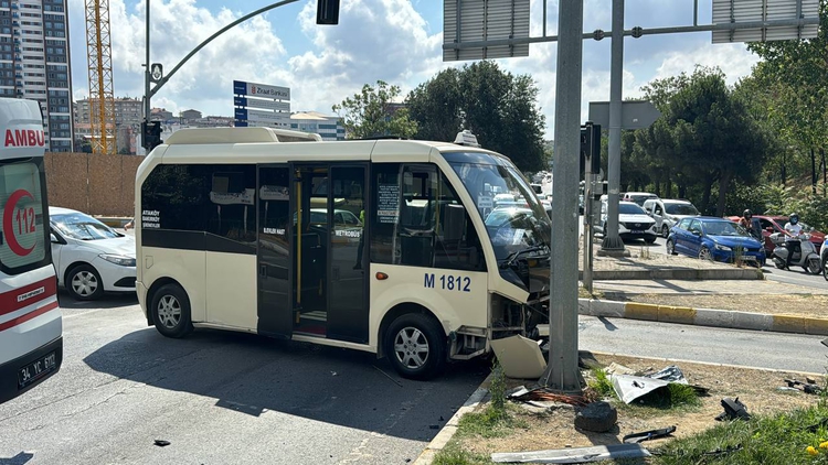 Bağcılar’da minibüs ve otomobil çarpıştı: 1’i ağır 6 yaralı