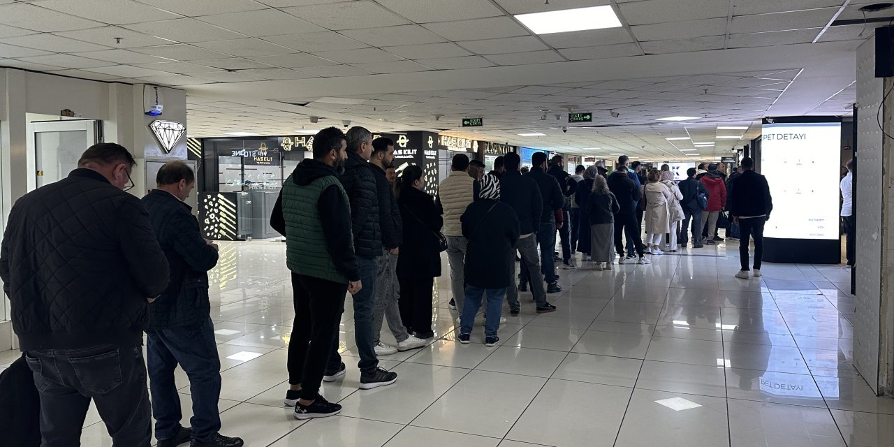 Altın fiyatlarının düşmesiyle kuyumcuların önünde kuyruklar uzadı