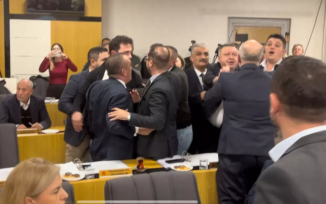 Belediye meclisinde ortalık karıştı! "O parmağı kırarım"
