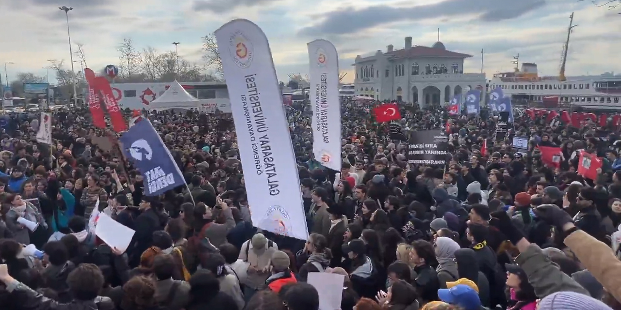 Binlerce genç Kadıköy'de tutuklu arkadaşları için toplandı:  "Gençlik Dayanışma Sahnesi" polis ablukasında gerçekleşti
