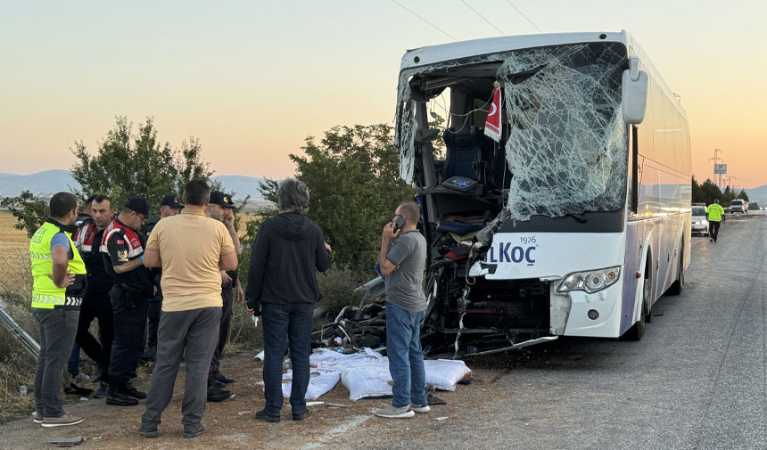 Afyonkarahisar'da yolcu otobüsü ile kamyon çarpıştı: 1 ölü, 38 yaralı