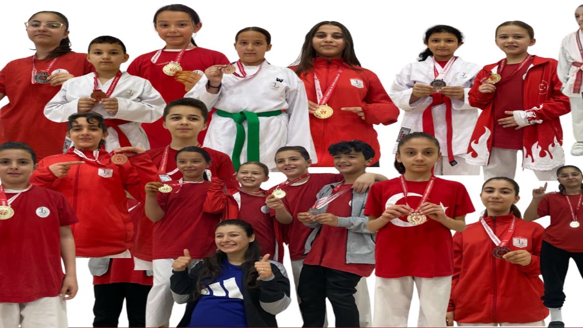 Bayraklılı sporcular 14 madalya ile şampiyonanın yıldızı oldu