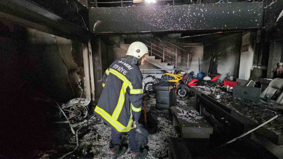 Kayseri’de akü şarjı yangına neden oldu: İş yeri küle döndü
