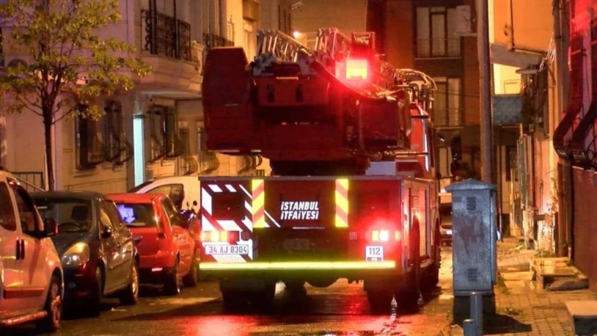 İstanbul’da lodos felaketi: Beyoğlu’nda bina çöktü, Kağıthane’de çatı araçların üzerine uçtu