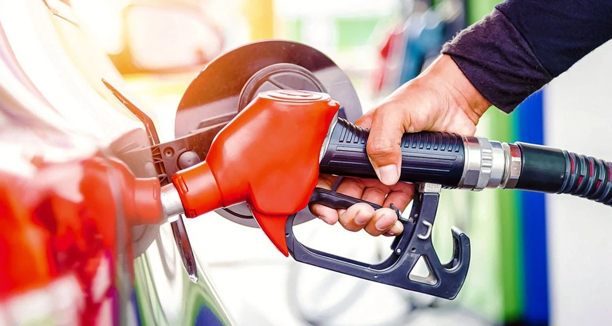 Benzine yine zam geliyor! Bu gece indirim gelmişti