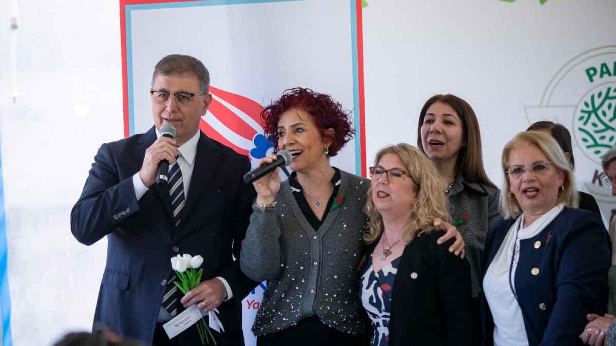 İzmir Büyükşehir Belediye Başkanı Tugay parkinson hastaları ve yakınları ile buluştu